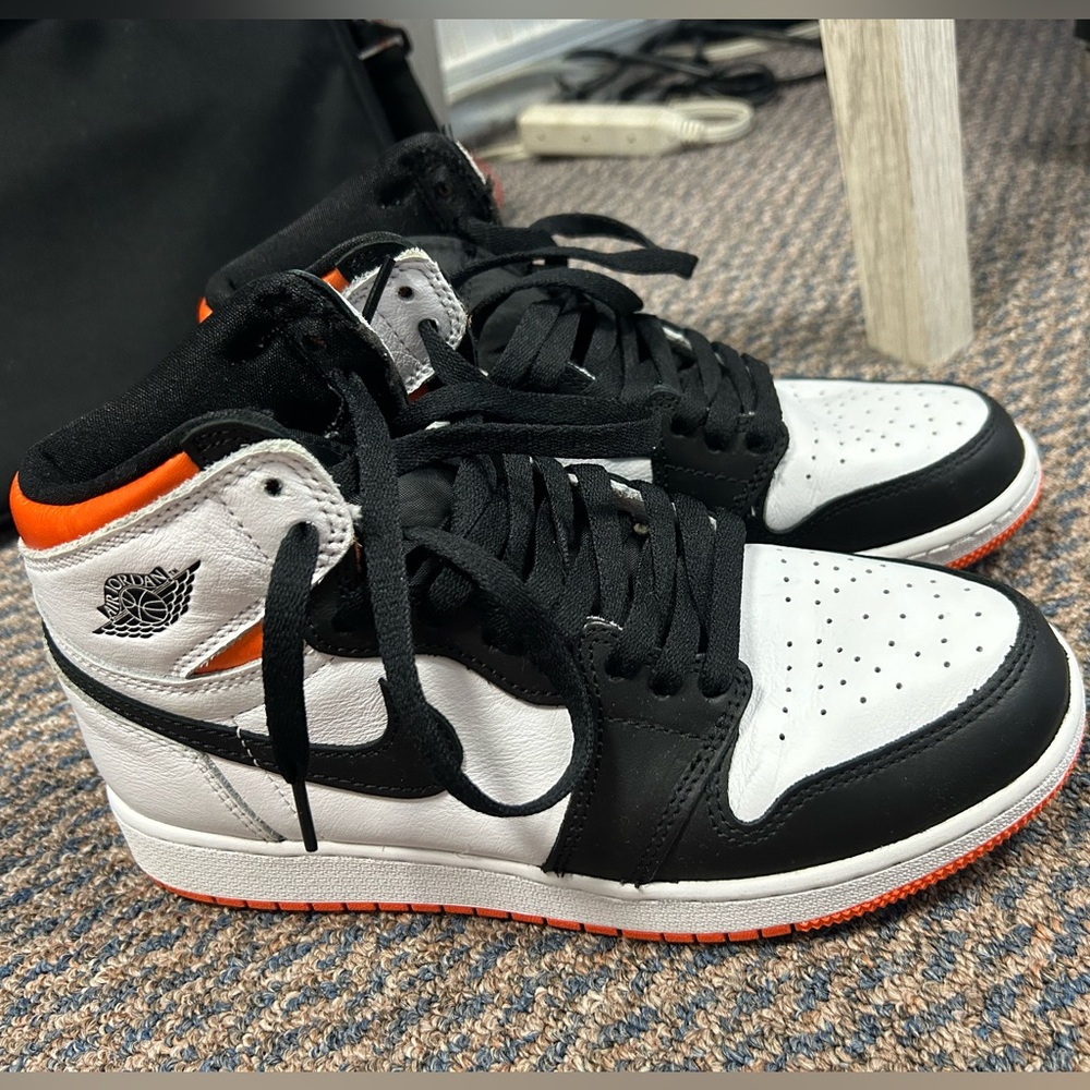 JORDAN 1s ELECTRO ORANGE